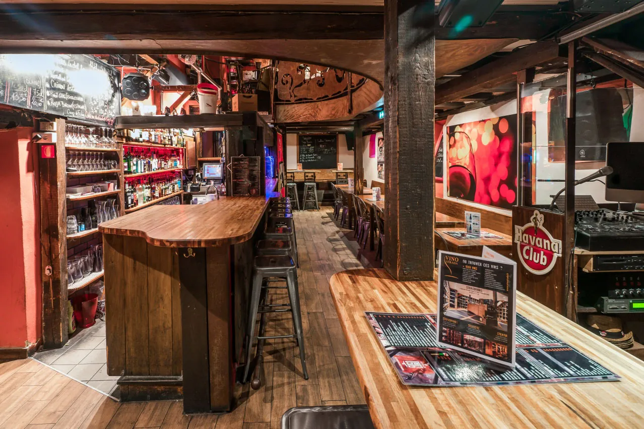 Le comptoir en bois du bar