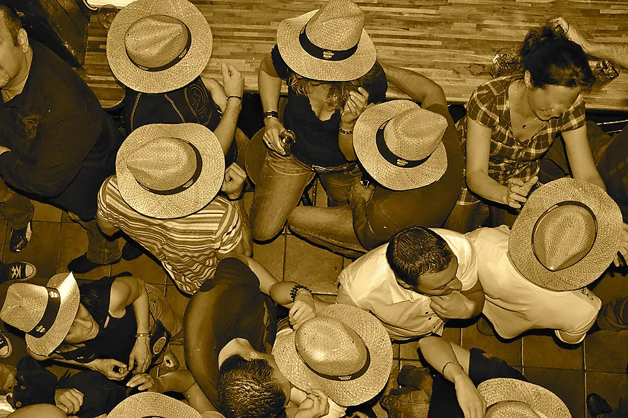 Des fêtards en chapeaux de paille vus d'en haut