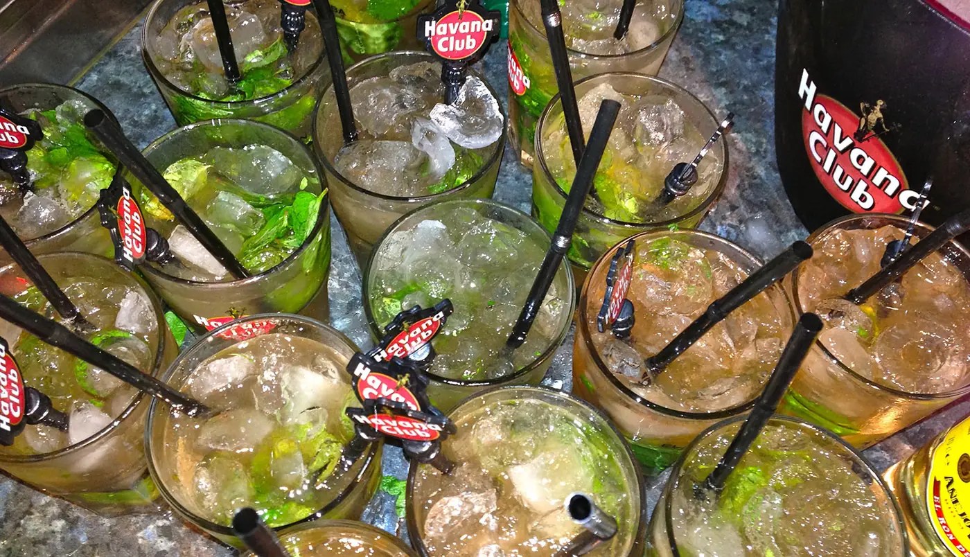 Des mojitos alignés sur le comptoir