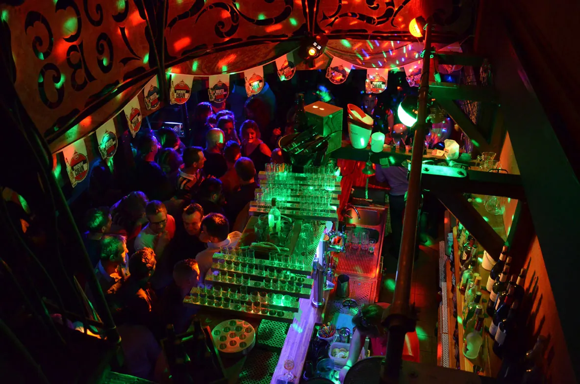 Le bar vu d'en haut, éclairé de lumières vertes et rouges