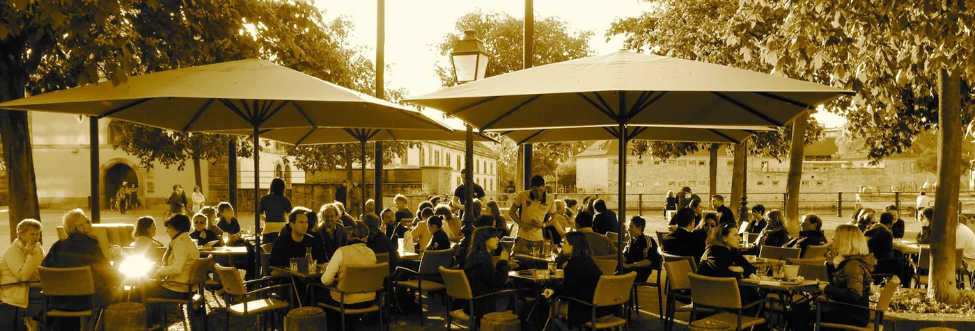La terrasse du Cocolobo sous les parasols, le soir