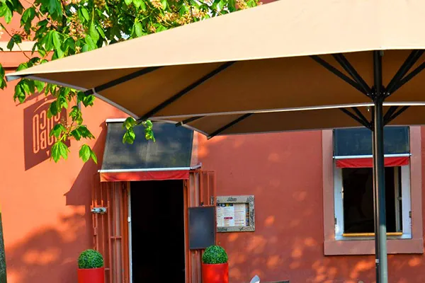 L'entrée et la terrasse sous les parasols